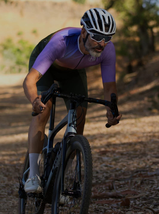 Ciclismo de Gravel: cómo elegir la equipación perfecta para tus aventuras en caminos de tierra